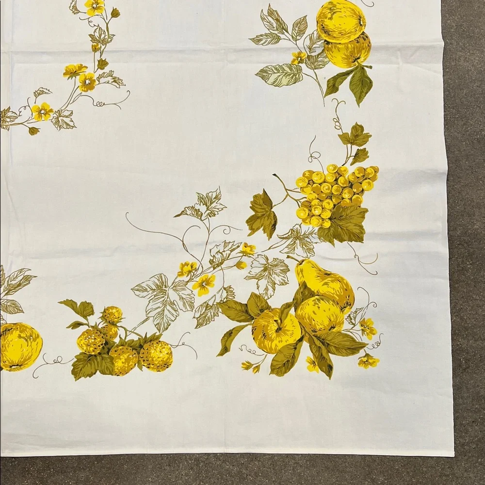 Vintage Tablecloth perfect size & the gold apples & berries are beautiful Soft
